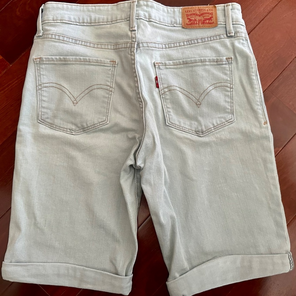 Levi's Women's Denim Shorts Mid Length Cuff Light Wash Blue Jean Size 27 EUC